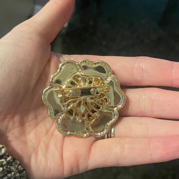 Black Camellia Pearl Brooch - Picture 4 of 5